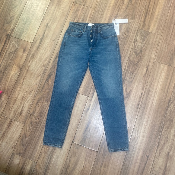 Boyish by her jeans - Picture 3 of 3